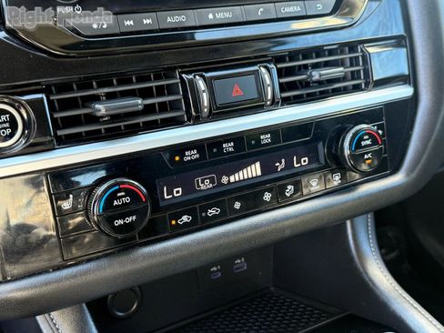 Used 2024 Nissan Pathfinder SV image 23