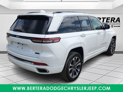 Used 2022 Jeep Grand Cherokee Overland w/ Luxury Tech Group IV AWD/4WD image 6