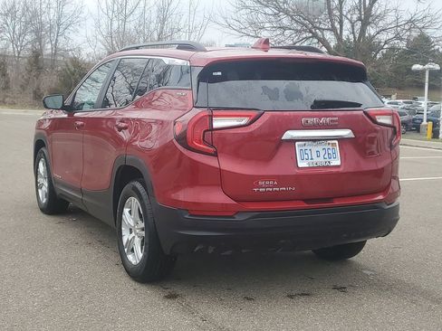 Used 2023 GMC Terrain SLE w/ Driver Convenience Package image 2