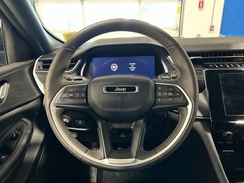 Used 2023 Jeep Grand Cherokee Altitude AWD/4WD image 15
