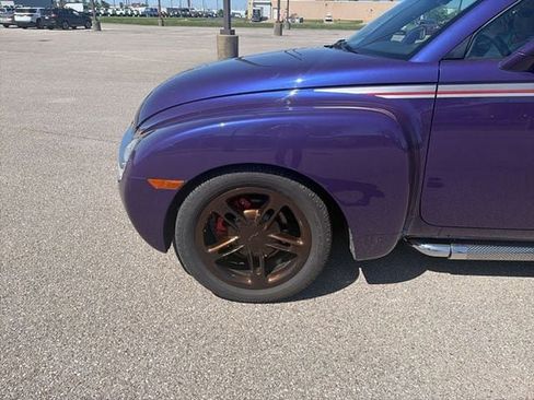 Used 2004 Chevrolet SSR w/ Preferred Equipment Group RWD image 7