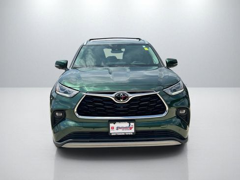 Used 2024 Toyota Highlander Platinum FWD image 2