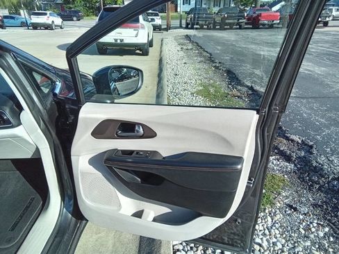 Used 2017 Chrysler Pacifica Touring-L image 4