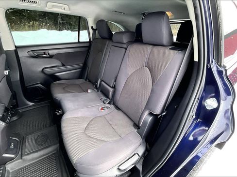 Used 2022 Toyota Highlander LE image 21