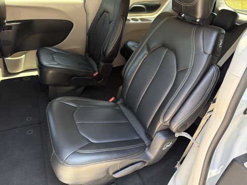 Used 2024 Chrysler Pacifica Touring-L FWD image 18