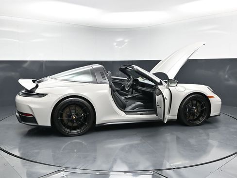 Certified 2026 Porsche 911 Targa 4 GTS AWD/4WD image 32