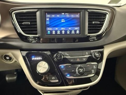 Used 2018 Chrysler Pacifica L FWD image 21