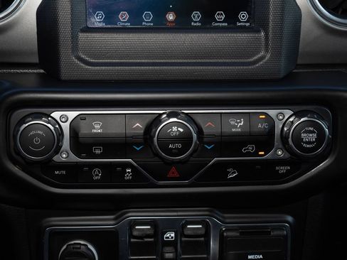 Used 2020 Jeep Wrangler Unlimited Sahara AWD/4WD image 21