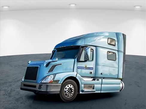 Used 2023 Volvo XC40 B5 Plus image 14