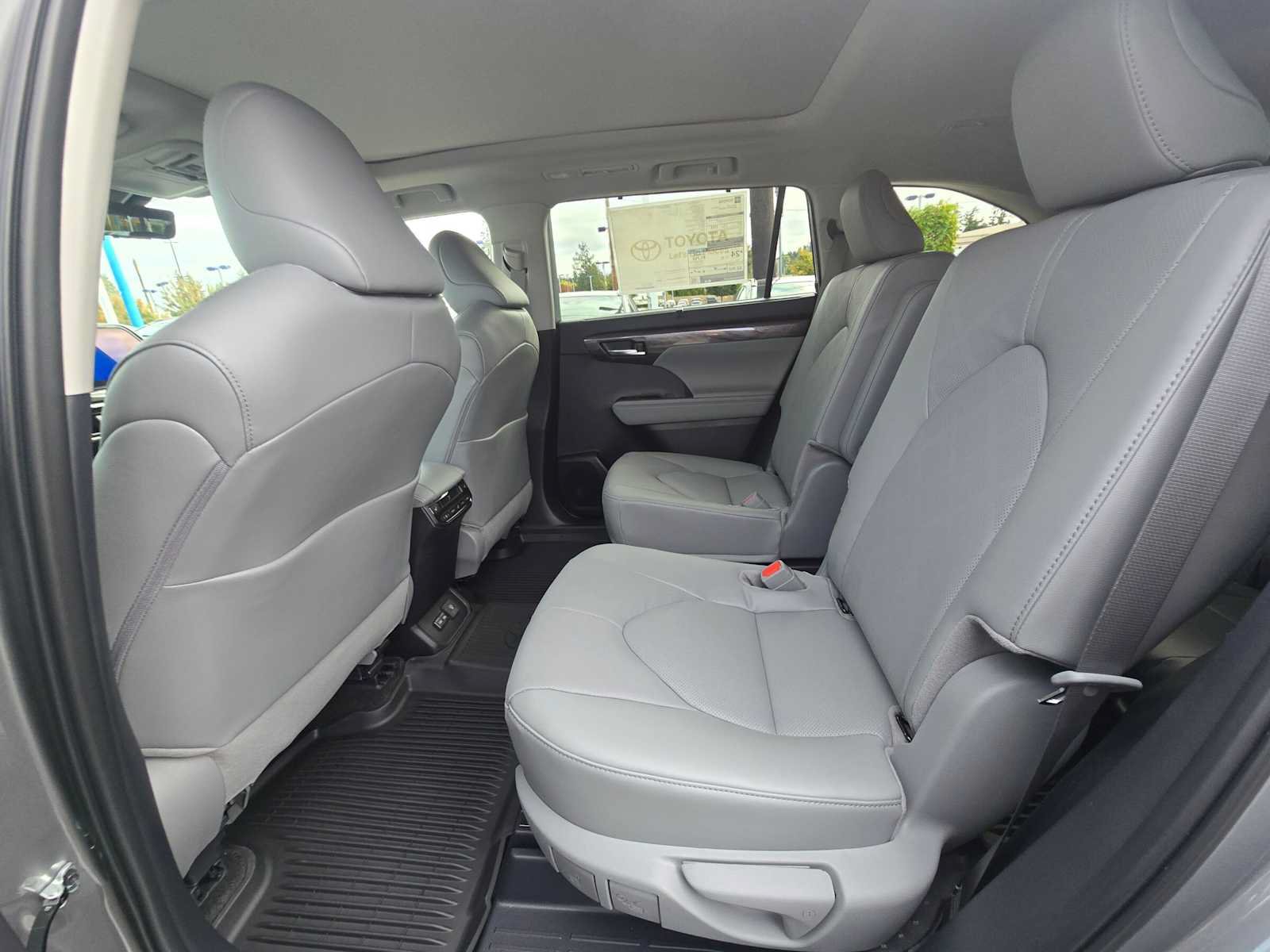 New 2026 Toyota Highlander Platinum AWD/4WD image 16
