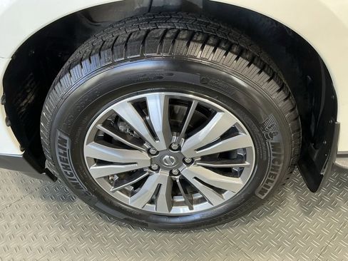 Used 2018 Nissan Pathfinder SV image 31