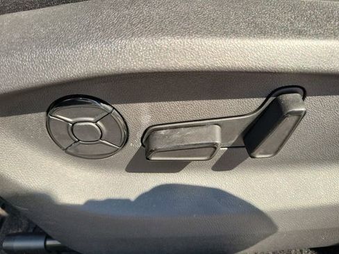 Used 2025 Volkswagen Tiguan SE FWD image 20