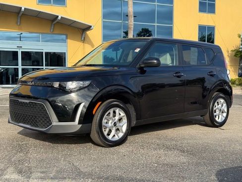 Certified 2025 Kia Soul LX w/ LX Technology Package FWD image 2