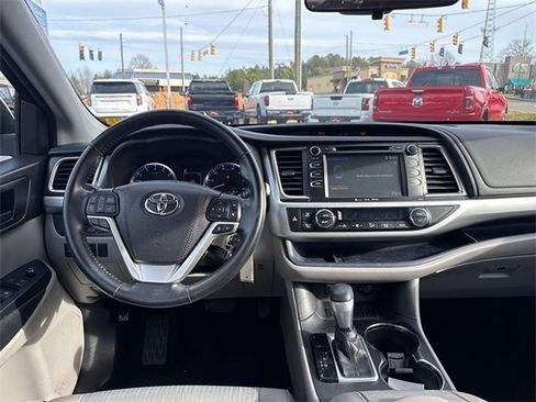 Used 2017 Toyota Highlander Plus image 8