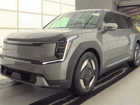 Used 2024 Kia EV9 Light Long Range RWD image 5