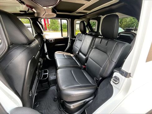 Used 2024 Jeep Wrangler Unlimited Sahara w/ Technology Group AWD/4WD image 15