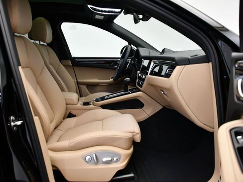 Certified 2025 Porsche Macan image 49