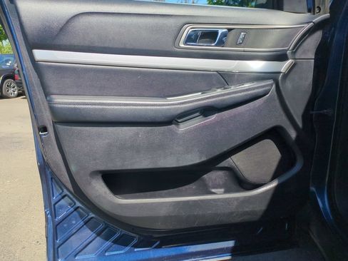 Used 2017 Ford Explorer XLT w/ Equipment Group 202A AWD/4WD image 11