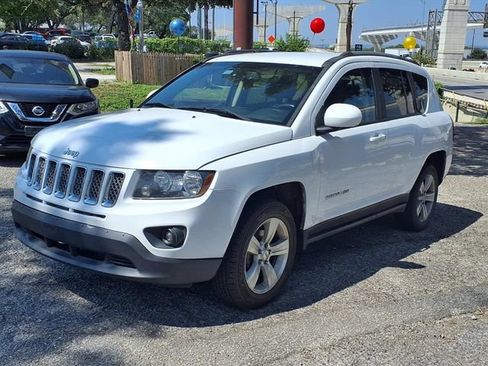 Used 2017 Jeep Compass Latitude FWD image 3