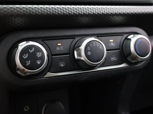 Used 2019 Nissan Kicks S FWD image 16