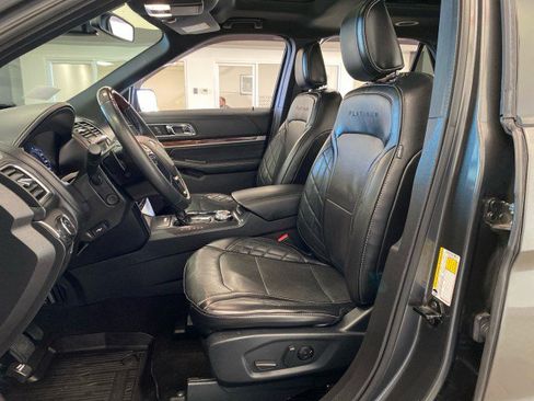 Used 2019 Ford Explorer Platinum image 17