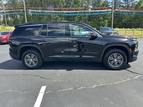 Certified 2025 Chevrolet Traverse LT FWD image 9