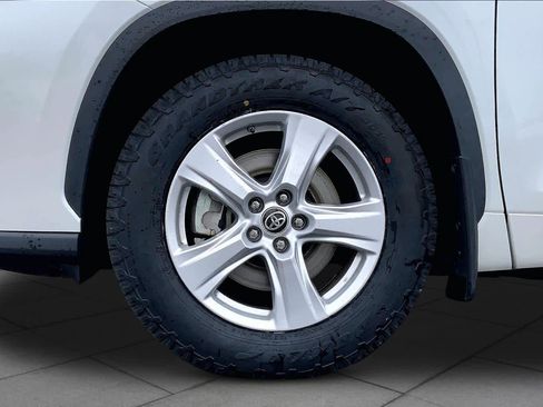 Used 2022 Toyota Highlander LE AWD/4WD image 10