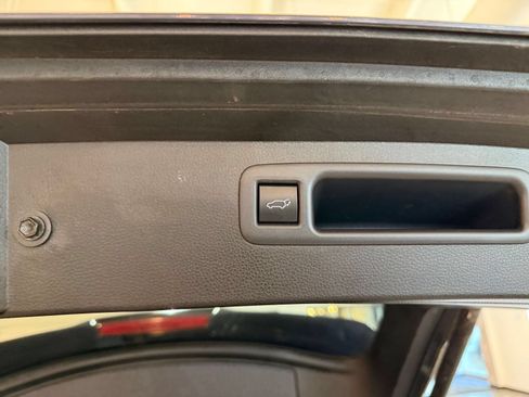 Used 2025 Toyota Highlander LE FWD image 19