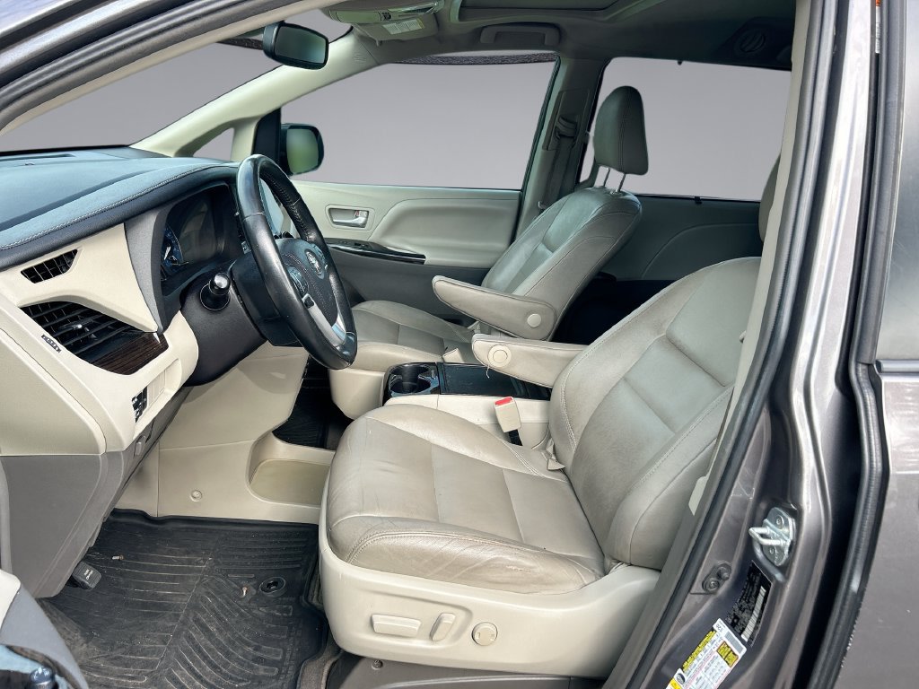 Used 2018 Toyota Sienna XLE w/ XLE Navigation Package FWD image 11