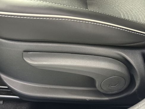 Used 2023 Hyundai Venue Limited FWD image 15