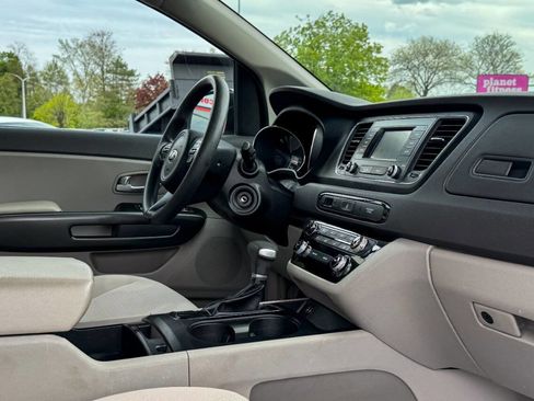 Used 2018 Kia Sedona L FWD image 12