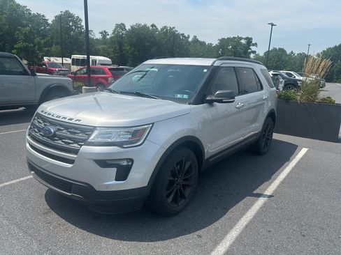 Used 2019 Ford Explorer XLT w/ Equipment Group 202A AWD/4WD image 2