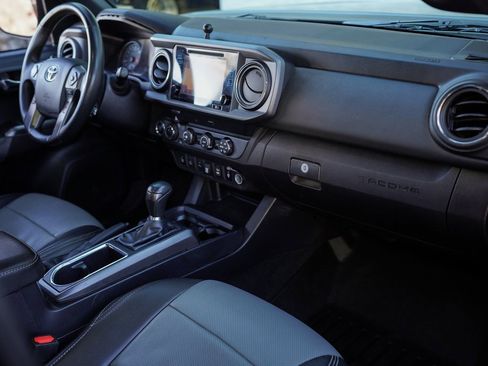 Used 2019 Toyota Tacoma TRD Off-Road w/ Technology Package image 19