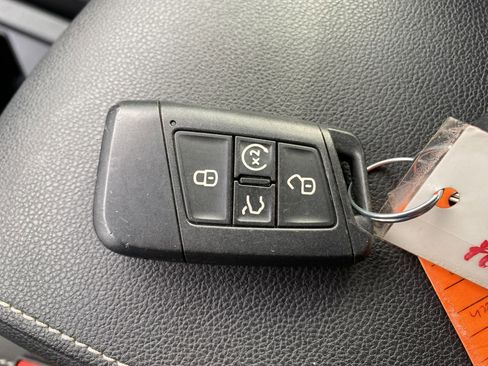 Used 2023 Volkswagen Tiguan SE image 36