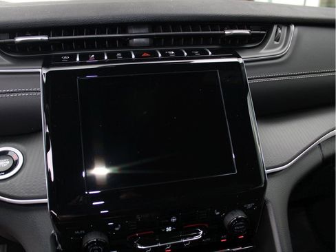 New 2025 Jeep Grand Cherokee Altitude image 17