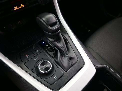 Used 2025 Toyota RAV4 XLE AWD/4WD image 21