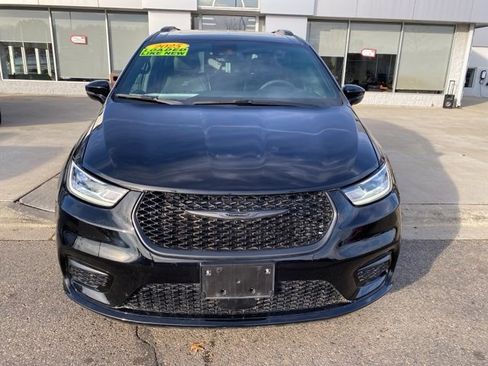 Used 2025 Chrysler Pacifica Limited image 12