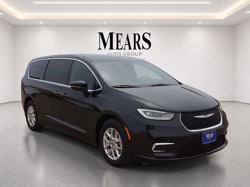 Used 2023 Chrysler Pacifica Touring-L FWD image 7