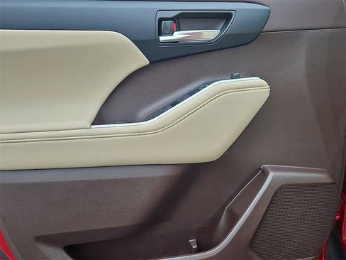 Used 2021 Toyota Highlander XLE image 13