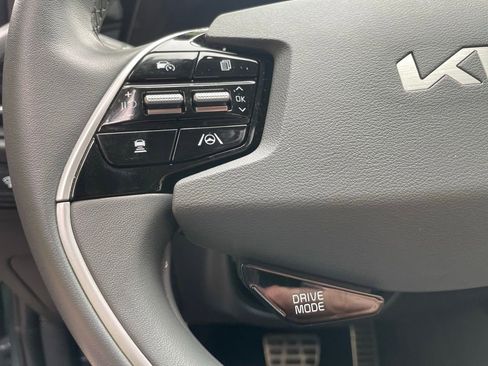 Used 2024 Kia Niro EX Touring FWD image 13
