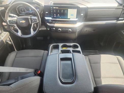Used 2022 Chevrolet Silverado 1500 LT w/ Z71 Off-Road Package AWD/4WD image 8