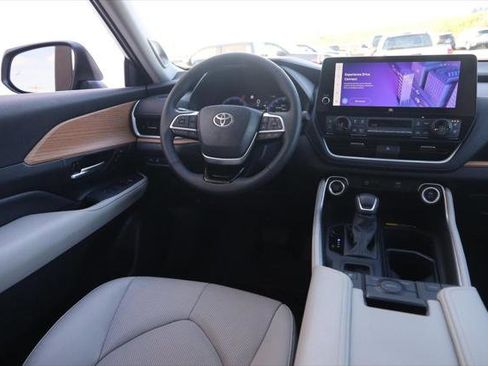 Certified 2025 Toyota Grand Highlander FWD image 25