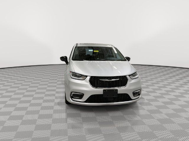 Used 2024 Chrysler Pacifica Touring-L FWD image 3