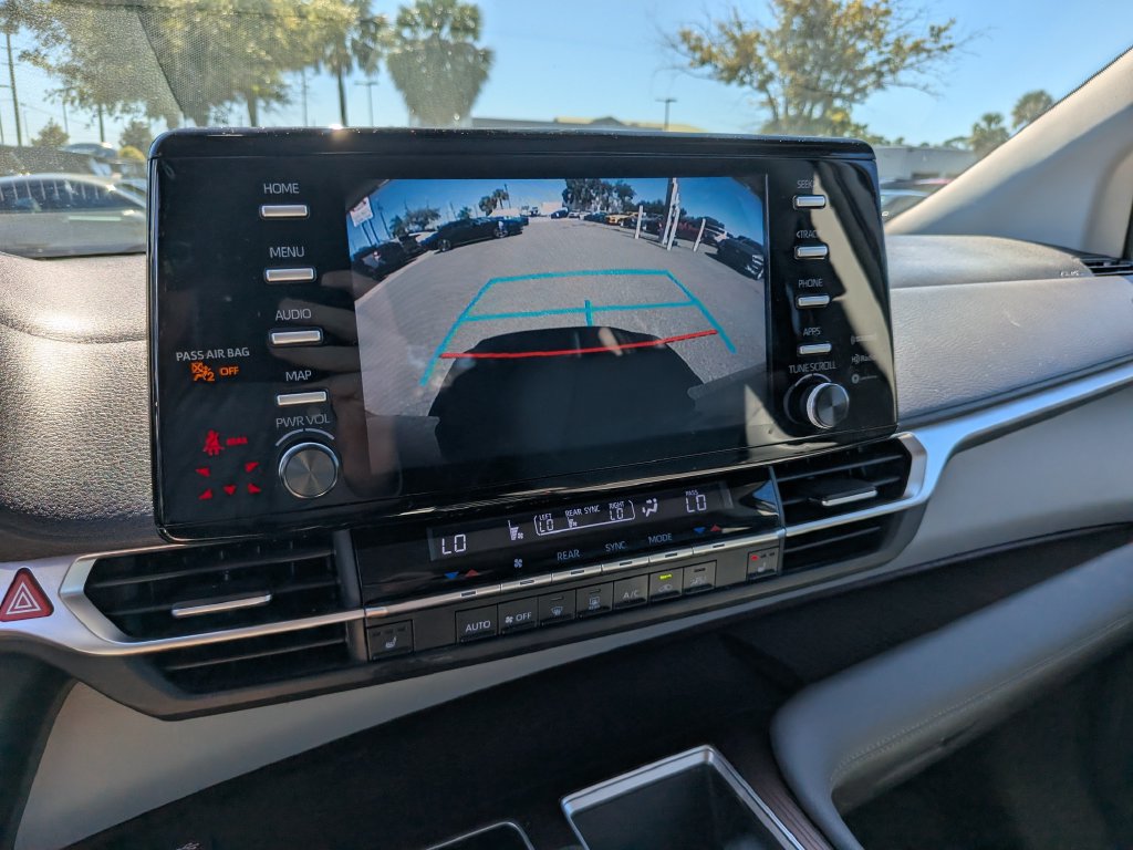 Used 2022 Toyota Sienna XLE FWD image 24