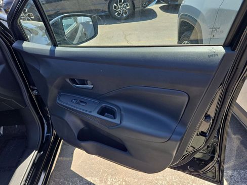 Used 2025 Nissan Versa SV FWD image 11