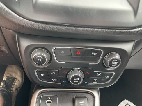 Used 2020 Jeep Compass Latitude FWD image 17