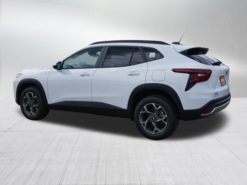 New 2026 Chevrolet Trax LT w/ LT Convenience Package FWD image 2