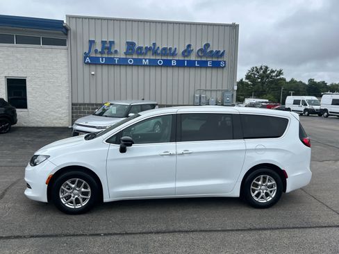 Used 2026 Chrysler Voyager LX FWD image 6