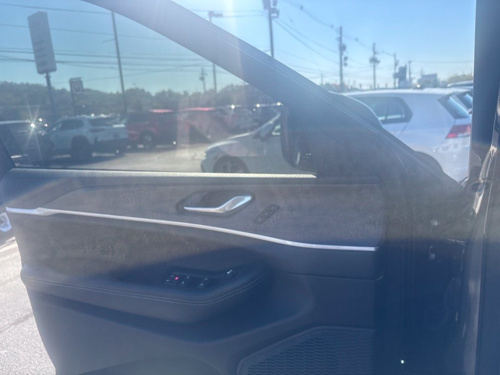 Used 2025 Jeep Grand Cherokee Limited AWD/4WD image 4