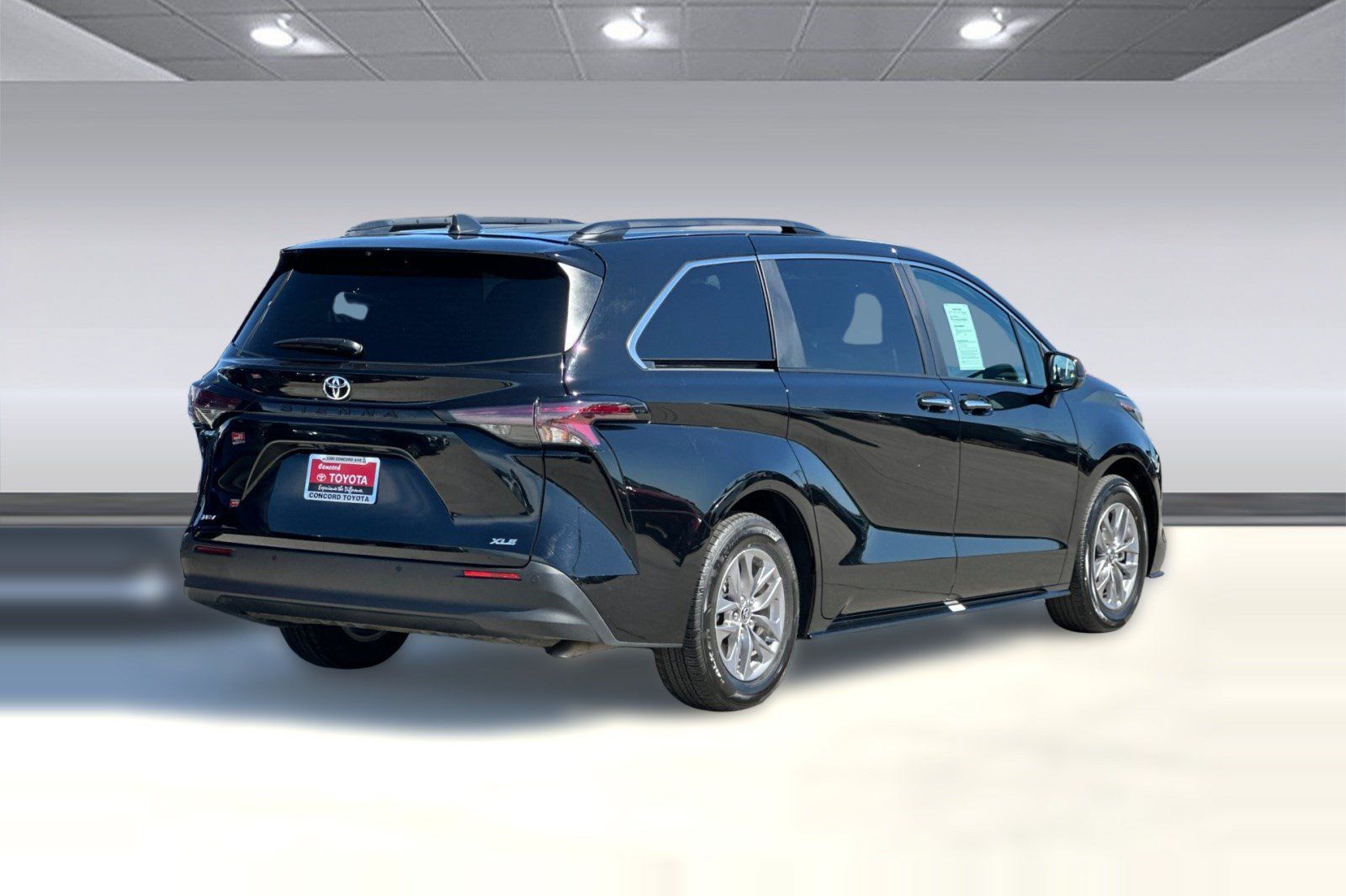 Used 2026 Toyota Sienna XLE FWD image 9